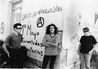 Tres miembros del movimiento juvenil que protestó contra las acciones del Grupo 10, a finales de los ochenta en Sevilla