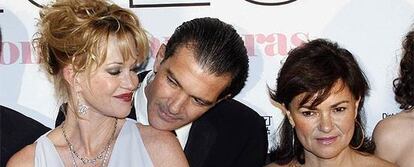 Antonio Banderas con su esposa, Melanie Griffith ( a la izquierda), y la ministra Carmen Calvo, anoche en Madrid