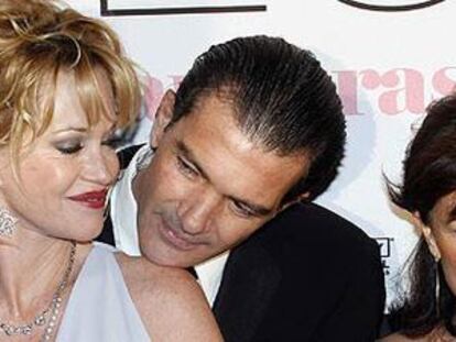 Antonio Banderas con su esposa, Melanie Griffith ( a la izquierda), y la ministra Carmen Calvo, anoche en Madrid