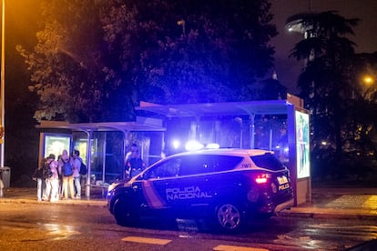 Dispositivo policial en las inmediaciones de Moncloa, tras haber incautado el alcohol a algunos jóvenes que se concentraban bajo las paradas de autobús por la lluvia.