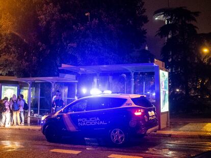 Dispositivo policial en las inmediaciones de Moncloa, tras haber incautado el alcohol a algunos jóvenes que se concentraban bajo las paradas de autobús por la lluvia.
