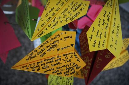 Aviones de papel con mensajes para los pasajeros del vuelo MH370.