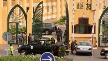 Un grupo de soldados, a las puertas de varios ministerios en Bamako.