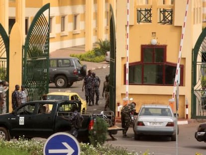 Un grupo de soldados, a las puertas de varios ministerios en Bamako.