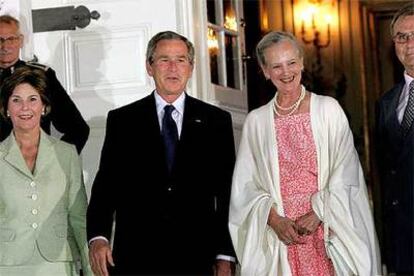 En la imagen, el matrimonio Bush junto a la reina Margarita y el príncipe Enrique.