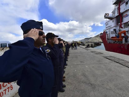 Marinheiros argentinos e norte-americanos se despedem em Comodoro Rivadávia do navio norueguês Sophie Siem, portador da nave de resgate enviada pelos EUA.