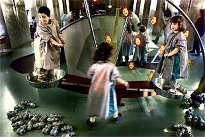 Varios niños, ayer, en el Clic del Museo de la Ciencia de Barcelona.