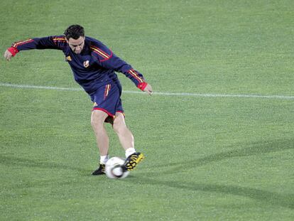 Xavi ensaya la <i>rabona</i> en el entrenamiento de ayer en Durban.