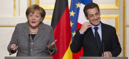 Angela Merkel y Nicolas Sarkozy, ante la prensa, en Par&iacute;s.