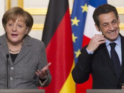 Angela Merkel y Nicolas Sarkozy, ante la prensa, en París.