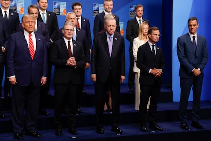 El presidente del Gobierno español, Pedro Sánchez, a la derecha, en la foto de familia de la cumbre de la OTAN, con Donald Trump el primero por la izquierda en la primera fila.