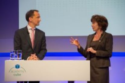 La Comisaria Europea Neelie Kroes, junto al consejero delegado de SAP, Jim Snabe, durante la presentaci&oacute;n de la plataforma en el Cebit.