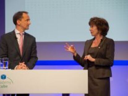 La Comisaria Europea Neelie Kroes, junto al consejero delegado de SAP, Jim Snabe, durante la presentaci&oacute;n de la plataforma en el Cebit.