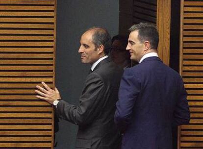 Francisco Camps y Ricardo Costa, tras asistir ayer a un pleno de las Cortes Valencianas.