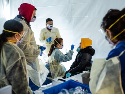 Doctores toman muestras del personal sanitario en el hospital de Nueva York, el epicentro de la pandemia de Covid-19 en EE UU.