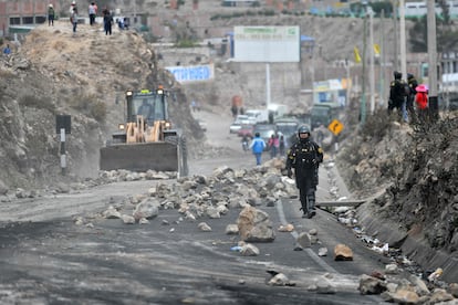 Un trabajador opera maquinaria pesada para remover las rocas con las que se bloqueó la carretera Puno - Arequipa, en el distrito de Yura.