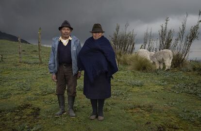 Cotopaxi, Ecuador. Este matrimonio indígena forma parte de las 2.500 personas que han participado en Alli Pacha (término kichwa que significa “tiempo y espacio buenos y propicios”), una iniciativa de desarrollo rural financiada por la Aecid que ha mejorado la vida de las comunidades de la sierra ecuatoriana. <p>La cooperación financiera persigue la erradicación de la pobreza, la reducción de las desigualdades sociales entre personas y comunidades, la igualdad de género y la promoción del crecimiento sostenible por medio de inversiones con impacto en desarrollo y transferencias de recursos económicos de naturaleza reembolsable, según la institución. </p>