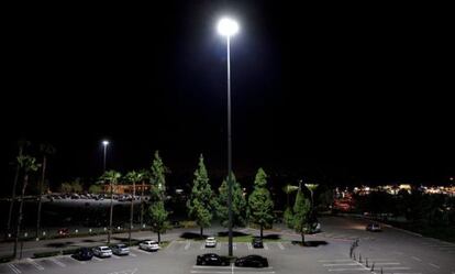 Un LED de Sensity ilumina el aparcamiento del Brea Mall en Orange County, California, Estados Unidos.