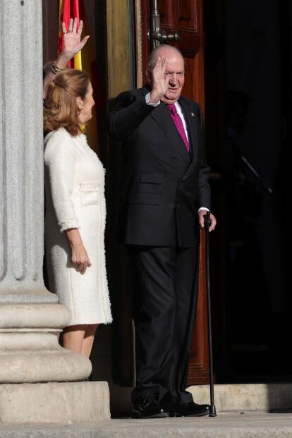 El Rey emérito Juan Carlos I y la presidenta del congreso Ana Pastor, en el exterior del Congreso de los Diputados.