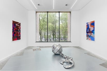 Reset Atelier es un espacio de arte independiente que alberga estudios de artista y opera en los bajos de la actual sede de la Bolsa de Bruselas.