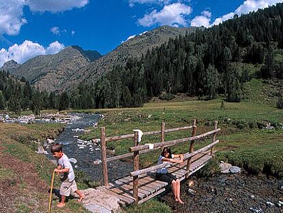 Un puente de madera salva el río que atraviesa Vall Ferrera.