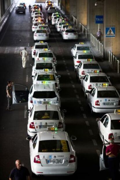 Cola de taxis en la T-4 del aeropuerto de Madrid-Barajas.