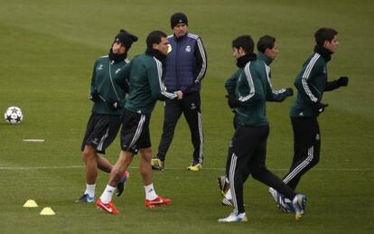 Mourinho dirige el entrenamiento de ayer.