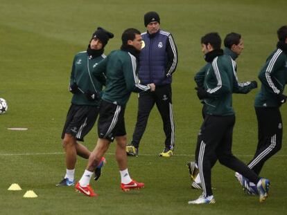 Mourinho dirige el entrenamiento de ayer.