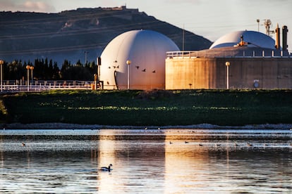 En la Región de Murcia, el agua regenerada en la depuradora de Cabezo Beaza (Cartagena) se emplea para el riego agrícola de las zonas circundantes.