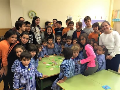 Estudiantes de sexto curso en el ‘apadrinamiento ecológico’ de la clase de infantil de 4 años