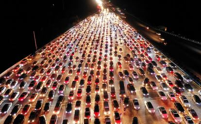 Kilométrico atasco en una vía cerca de una estación de peaje al finalizar las vacaciones del Festival del Medio Otoño, en Zhengzhou, provincia de Henan (China).