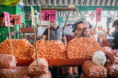 Con tanta oferta, ¿cómo hacer que un puesto destaque por encima de otros? Fácil, poniendo mensajes ingeniosos en los cartelitos. Un kilo de zanahorias por cuatro pesos, ¿por qué no? Ándele, que las de ocho pesos son pura vitamina. 