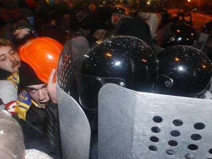 Policías antidisturbios cargan contra manifestantes en Kiev.