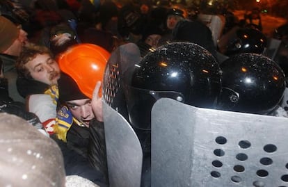 Policías antidisturbios cargan contra manifestantes en Kiev.