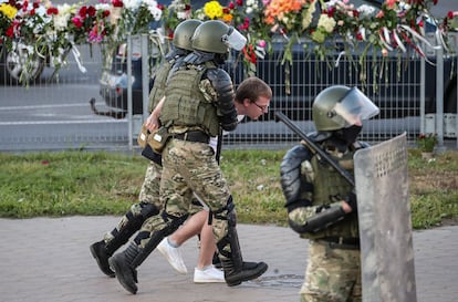 Dos uniformados arrestan a un manifestante el martes en Minsk.