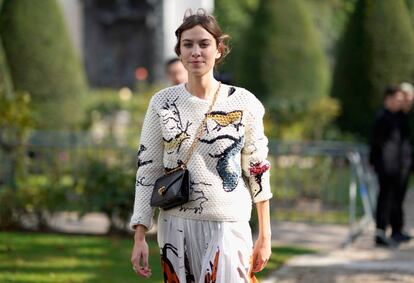 La empresaria y diseñadora Alexa Chung, a su llegada al desfile de Christian Dior en la primera jornada de la Semana de la Moda de París.
