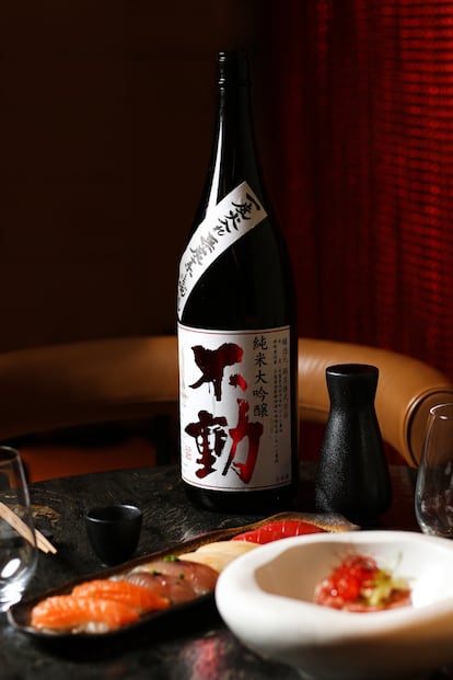 Sake i sushi del restaurante Os-kuro.