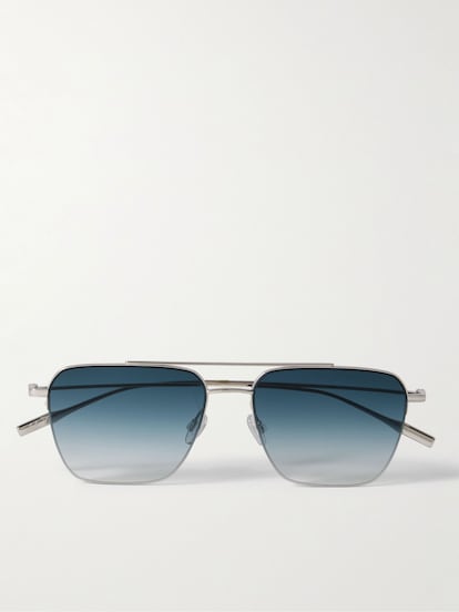 Estas gafas de sol de Barton Perreira actualizan el estilo aviador con un giro más pulido y actual. Están hechas a mano en titanio japonés, ligero y resistente, con una montura cuadrada y fina que sienta bien con cualquier estilo. Las lentes degradadas en azul zafiro son el detalle final definitivo.