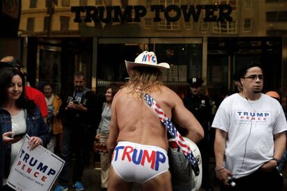 Robert John Burck, conocido como el 'Vaquero Desnudo' toca la guitara en la entrada de la Torre Trump, donde vive el candidato republicano a la presidencia de los Estados Unidos, Donald Trump, en Manhattan, Nueva York.