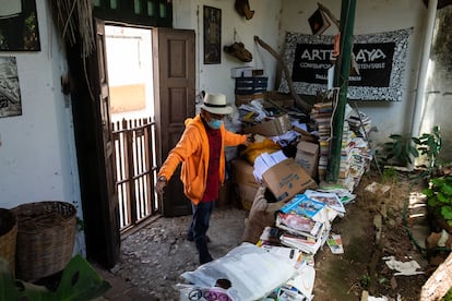 Javier Balderas muestra parte del material que reciclan.