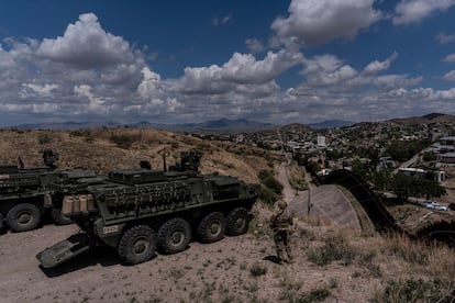 Vehículo Stryker del ejército de EE UU en la frontera de Nogales, Arizona, el 22 de julio 2025.