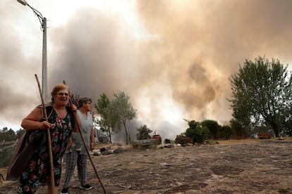 Los incendios declarados en Vila de Rei, Mação y Sertã han dejado unos 20 heridos (ocho bomberos y 12 civiles), según el balance actualizado presentado por la Autoridad Nacional de Protección Civil. En la imagen, vecinas de la localidad portuguesa de Vila de Rei.