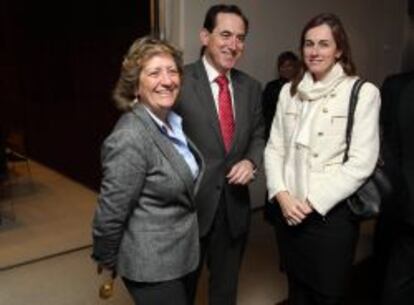 La presidenta de Unespa, Pilar González de Frutos, junto al presidente de Mapfre, Antonio Huertas, y la directora general de Seguros, Flavia Rodríguez-Ponga.