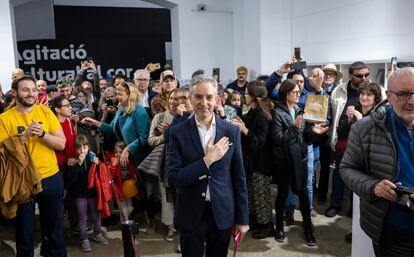 José Luis Pérez Pont saluda a las puertas del Centre del Carme durante la concentración en contra de su destitución.