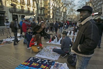 Concentración de manteros, ayer, en Barcelona.