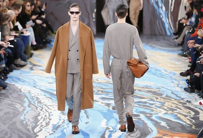 La colección masculina de Louis Vuitton se centra en la pureza de los materiales al servicio del viajero. Los trajes están hechos de una combinación de lana y mohair que resiste mejor las arrugas y los abrigos se han confeccionado con doble capa de cachemir.