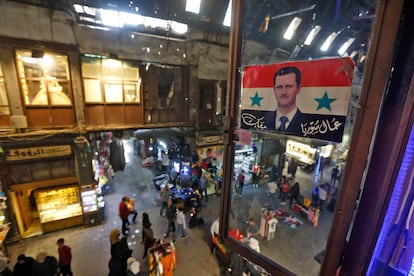 Cartel electoral del presidente sirio, Bachar el Asad, el miércoles en un bazar del centro histórico de Damasco.