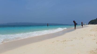 Turistas en la isla de Boracay, Filipinas, en junio de 2017.