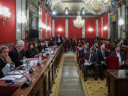 La Sala de lo Penal del Tribunal Supremo, durante el juicio al proceso que juzga a los líderes independentistas catalanes (banquillo de la derecha). A la izquierda, las acusaciones. 