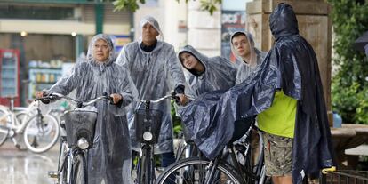 Un grupo de personas con chubasquero, en Valencia.
